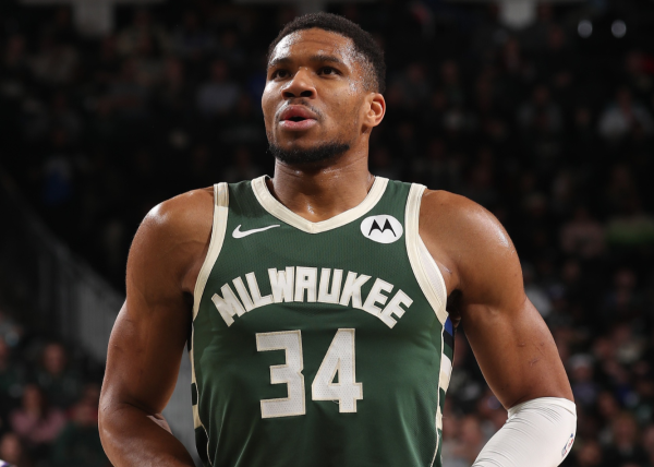 奕汇网 尼克斯官方征集球迷最爱的照片，雄鹿官方晒字母哥骑扣照回应