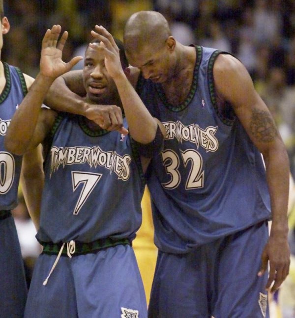 泸深配 快船危！上次NBA阴阳合同是乔-史密斯和森林狼 后者被罚5年首轮