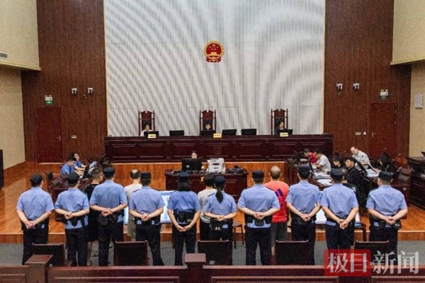 千层金 直播间低价“捡漏”翡翠手镯？5人团伙以假充真诈骗55万元被判刑